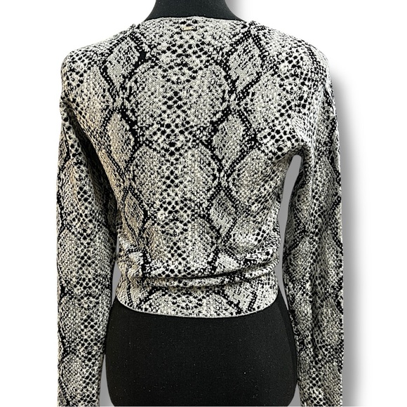 GUESS black and white Reptile Print cropped long sleeve tie front Sweater SM - Picture 8 of 15